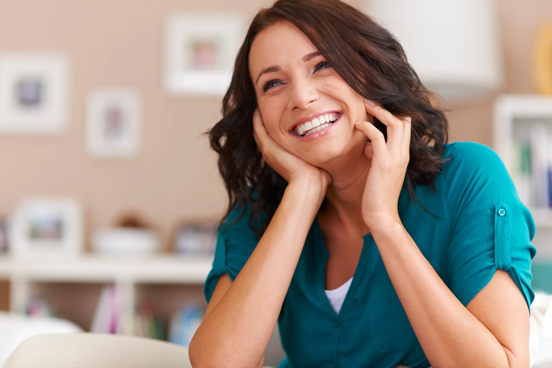 Mulher sorrindo com expressão espontânea